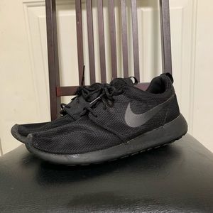 Nike Roshe black on black